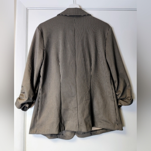 Soho Apparel Black and Tan Stripped Tailored Blazer Size M - Picture 3 of 12